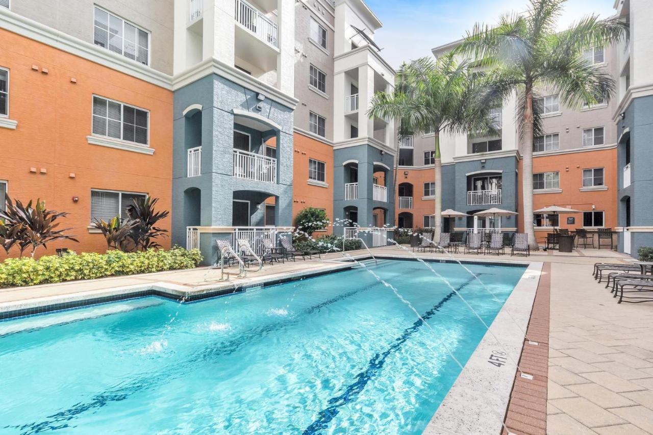 Dharma Home Suites South Miami At Red Road Commons Room photo